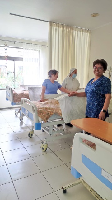 Entrega camas y equipos nuevo del pabellón junto al equipo de enfermeras y asistentes. 