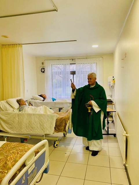 Padre Luis Mariano bendiciendo nuevo pabellón